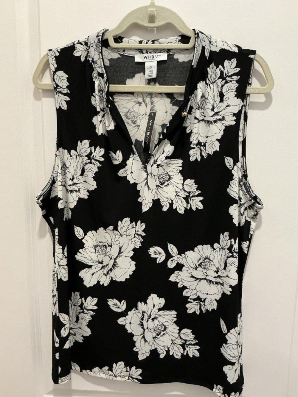 White House Black Market Black and White Floral Sleeveless V-Neck Blouse